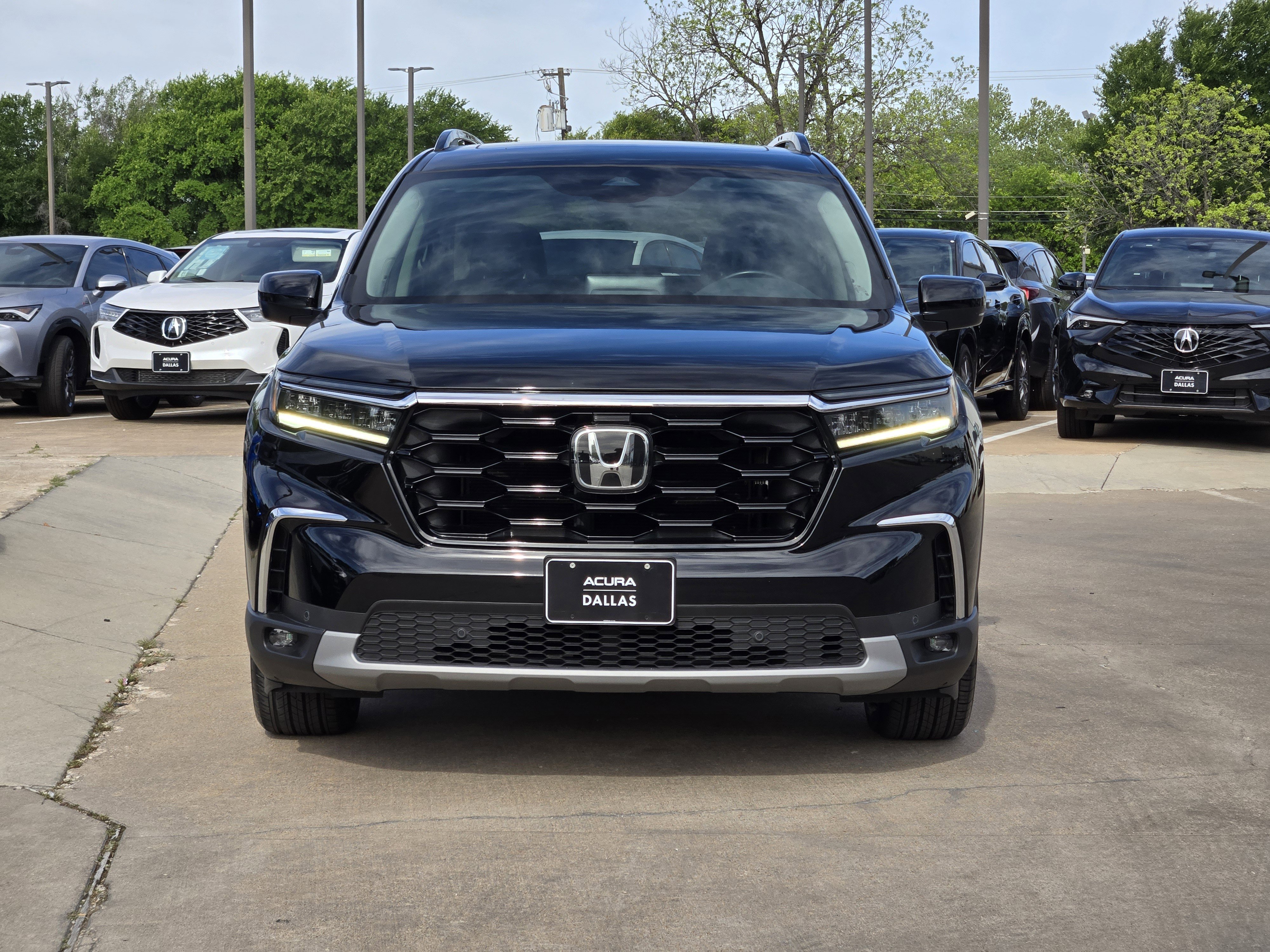 Used 2025 Honda Pilot Touring image 3
