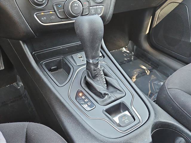 Used 2019 Jeep Cherokee Latitude w/ Popular Appearance Group FWD image 12