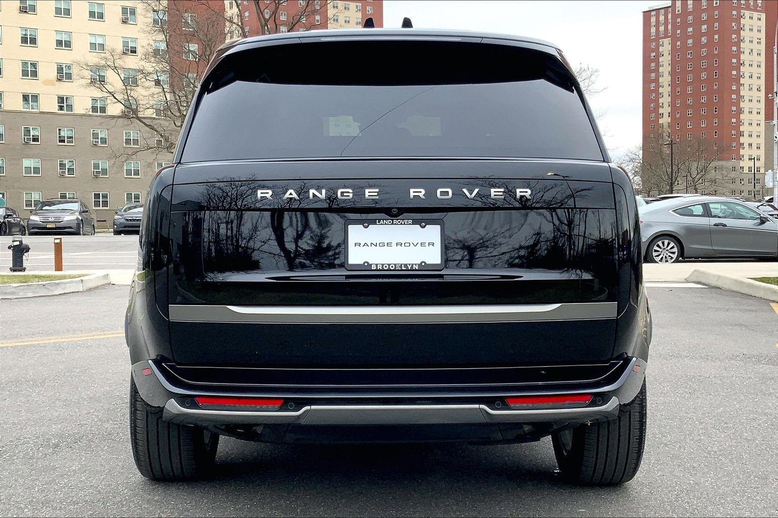 Used 2025 Land Rover Range Rover SE image 4