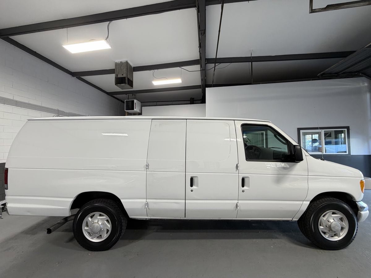Used 2005 Ford E-350 and Econoline 350 Extended Super Duty image 4