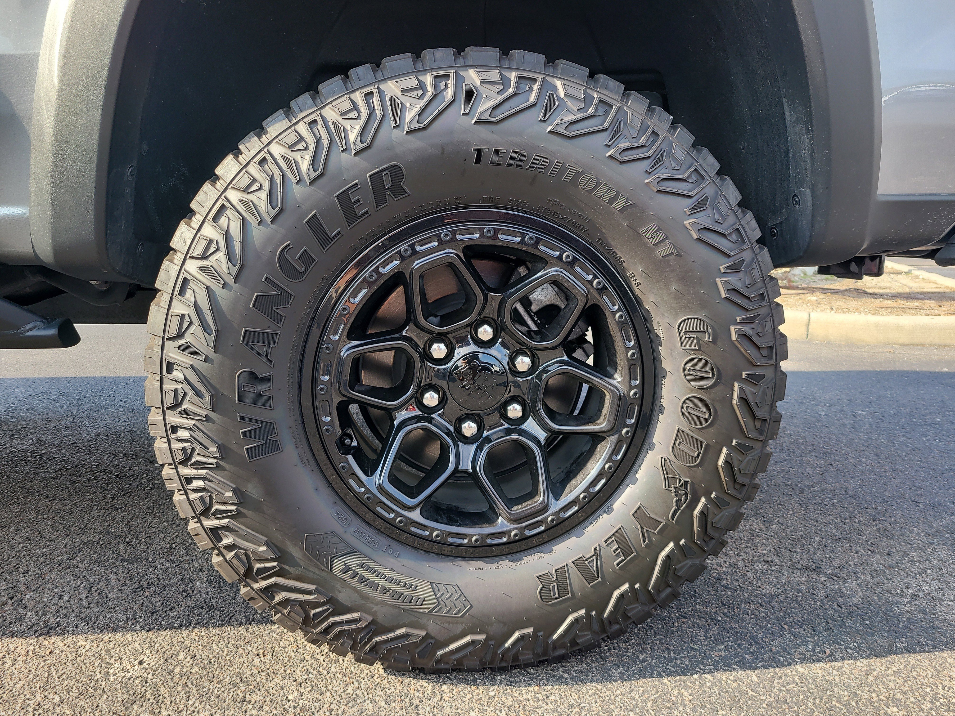 Used 2024 Chevrolet Colorado ZR2 w/ ZR2 Bison Edition image 9