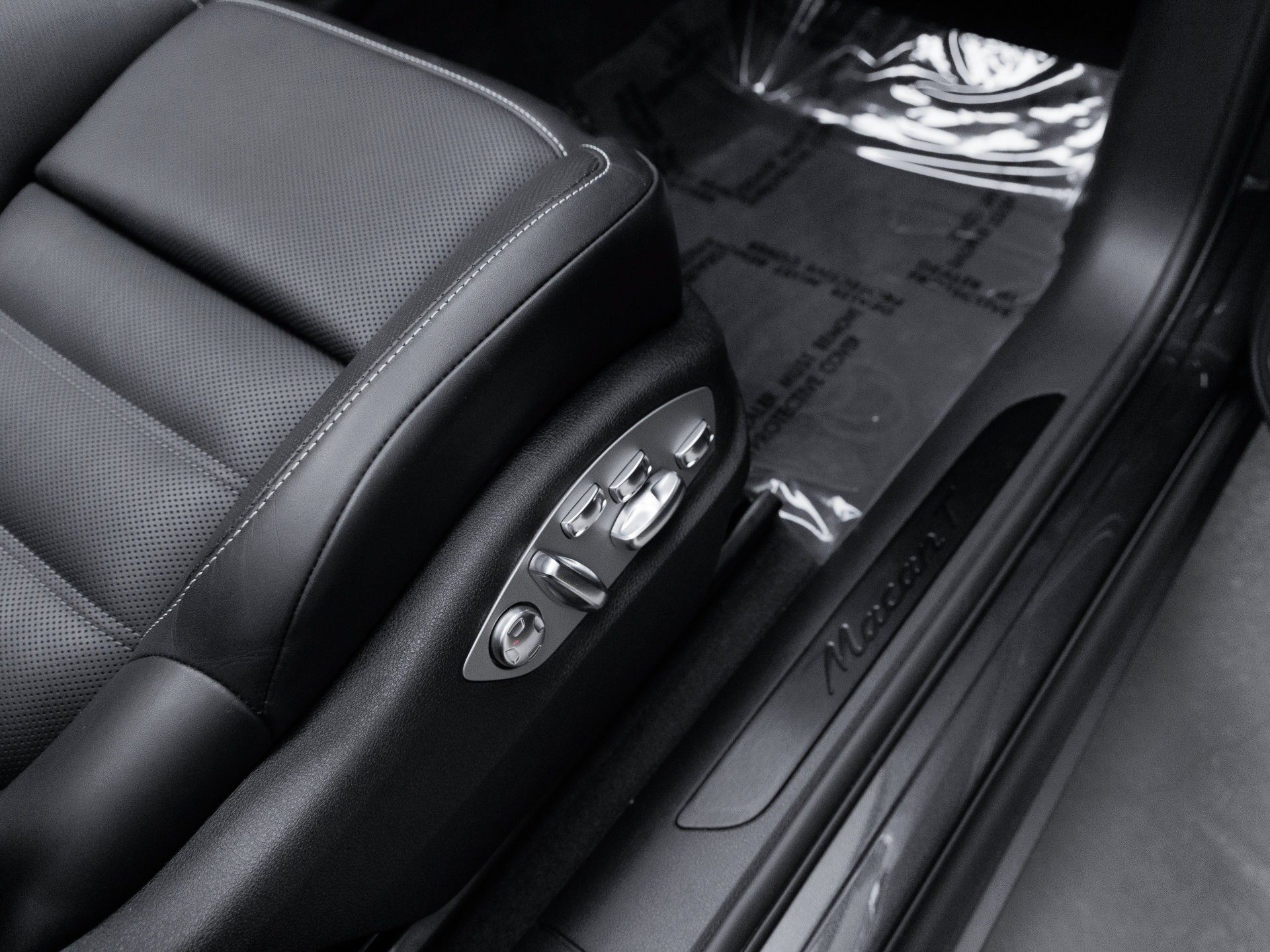 Certified 2026 Porsche Macan Turbo AWD/4WD image 40