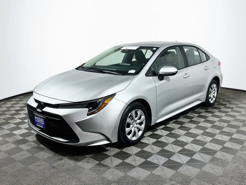 Certified 2025 Toyota Corolla LE FWD image 3