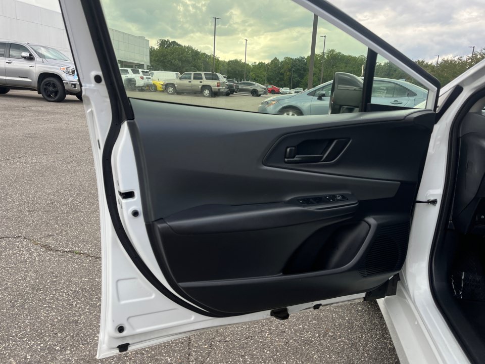 Used 2025 Toyota Prius LE FWD image 31