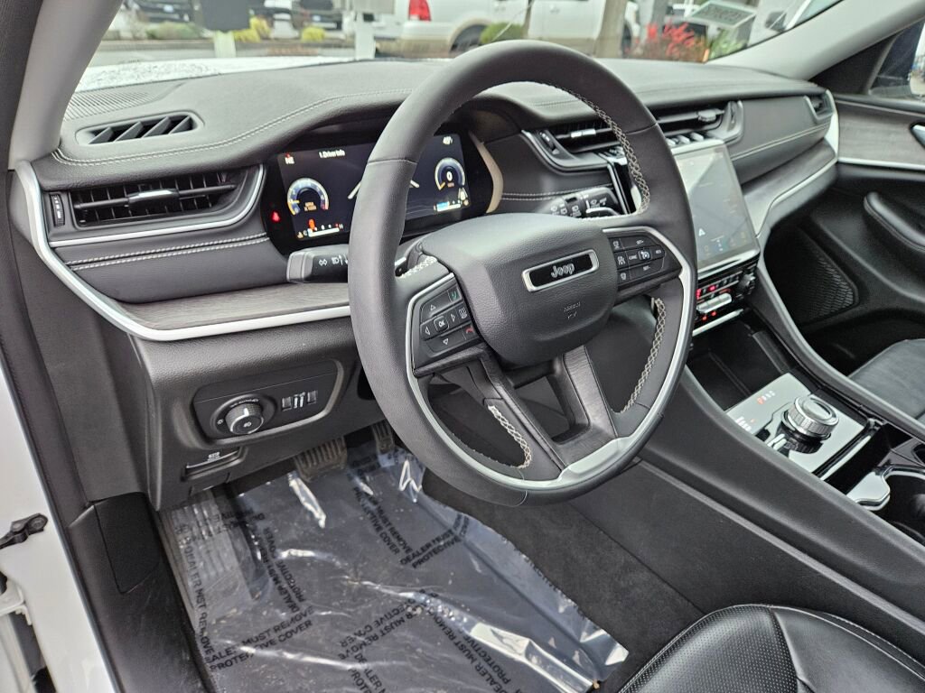 Used 2023 Jeep Grand Cherokee Limited w/ Luxury Tech Group II image 16