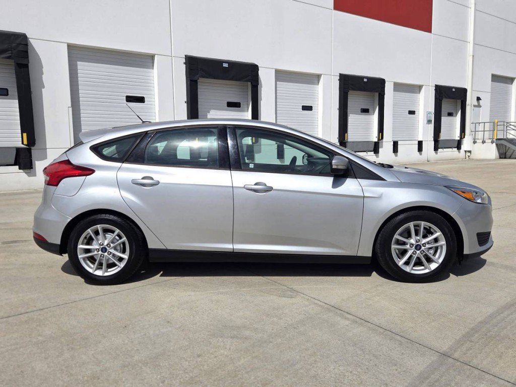 Used 2015 Ford Focus SE w/ SE Cold Weather Package FWD image 4