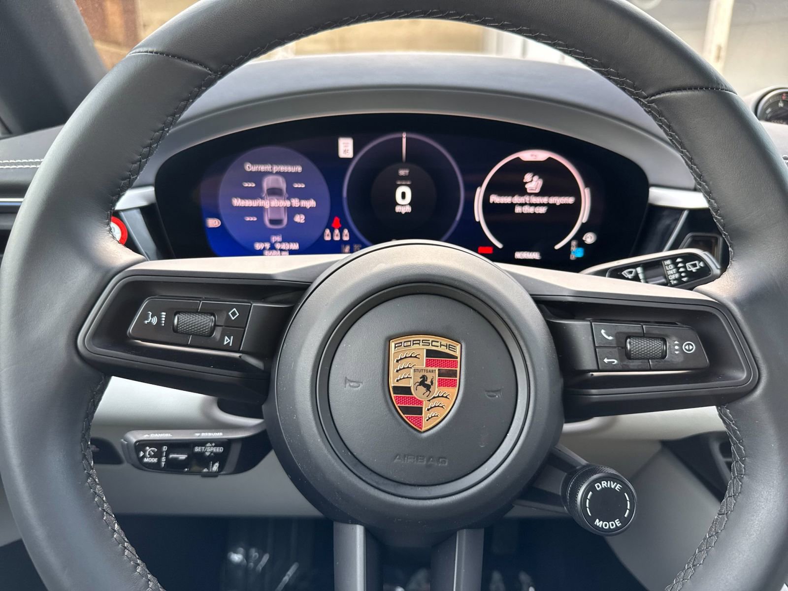Certified 2025 Porsche Macan Electric RWD image 28