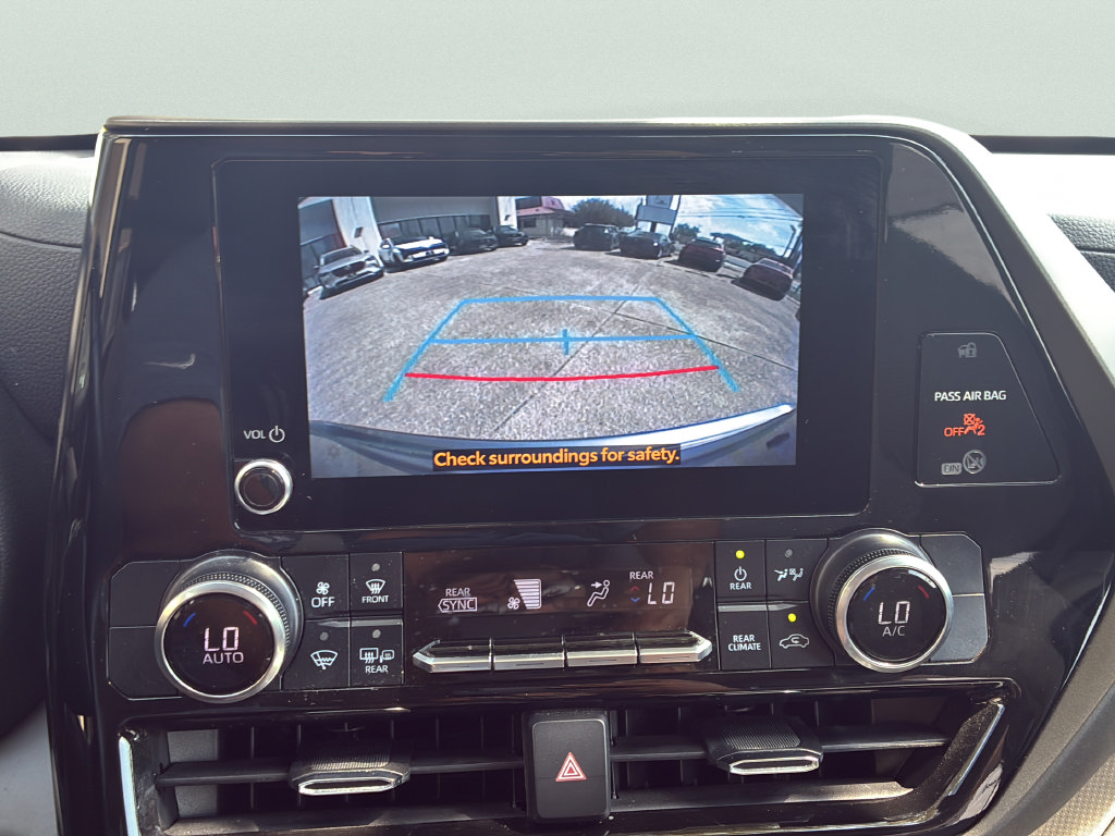 Used 2023 Toyota Highlander LE FWD image 19