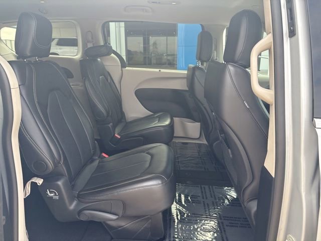 Used 2024 Chrysler Pacifica Touring-L FWD image 19
