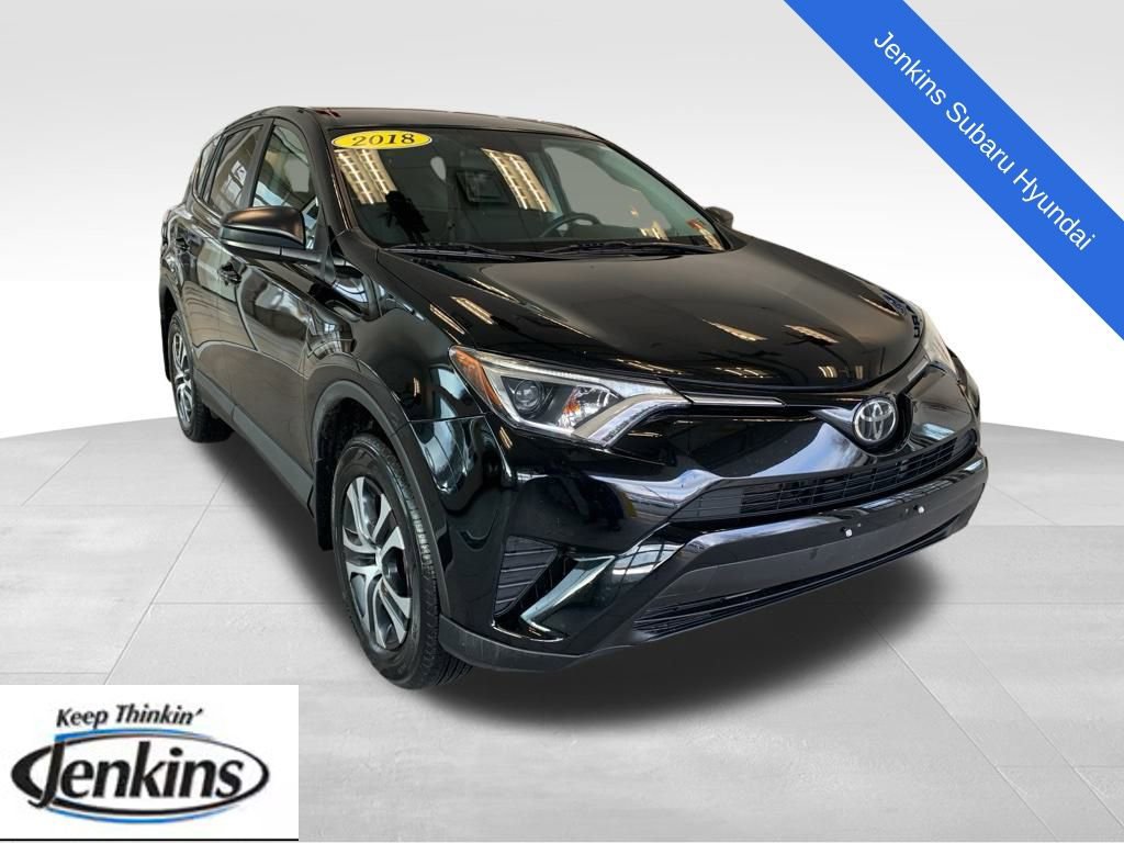 Used 2018 Toyota RAV4 LE image 1