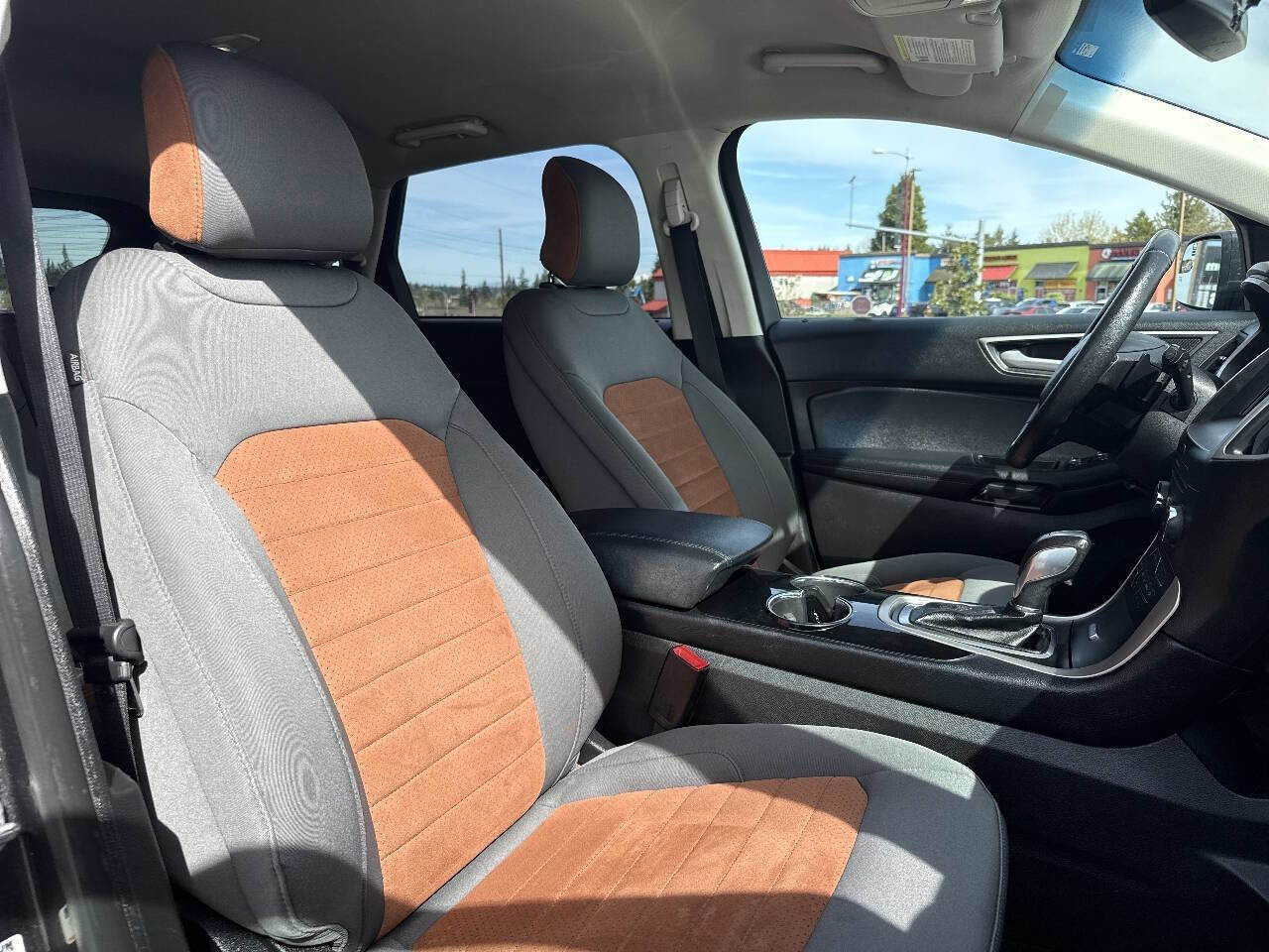 Used 2018 Ford Edge SEL w/ SEL Appearance Package image 16