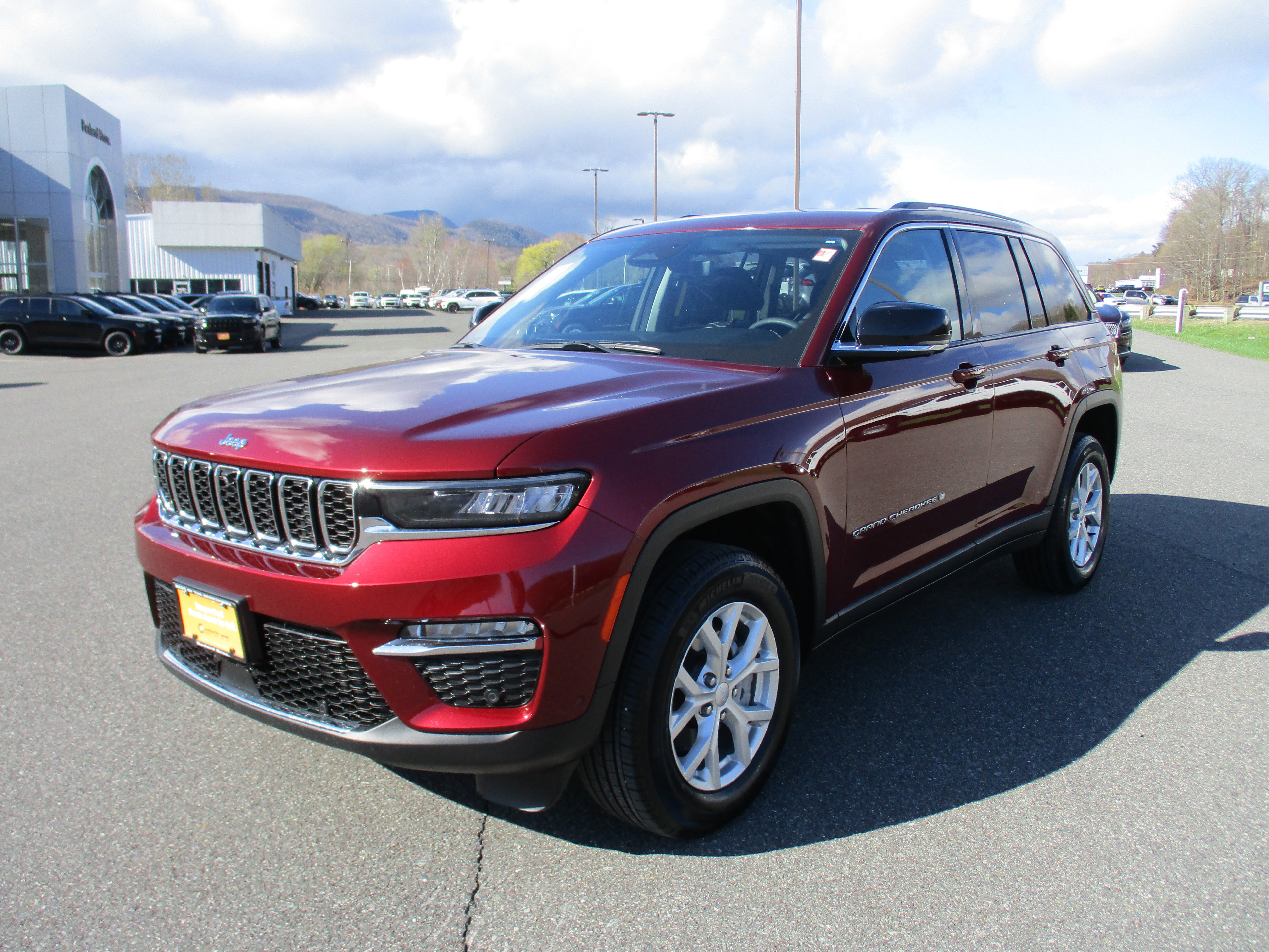 Used 2023 Jeep Grand Cherokee Limited w/ Luxury Tech Group II AWD/4WD image 1