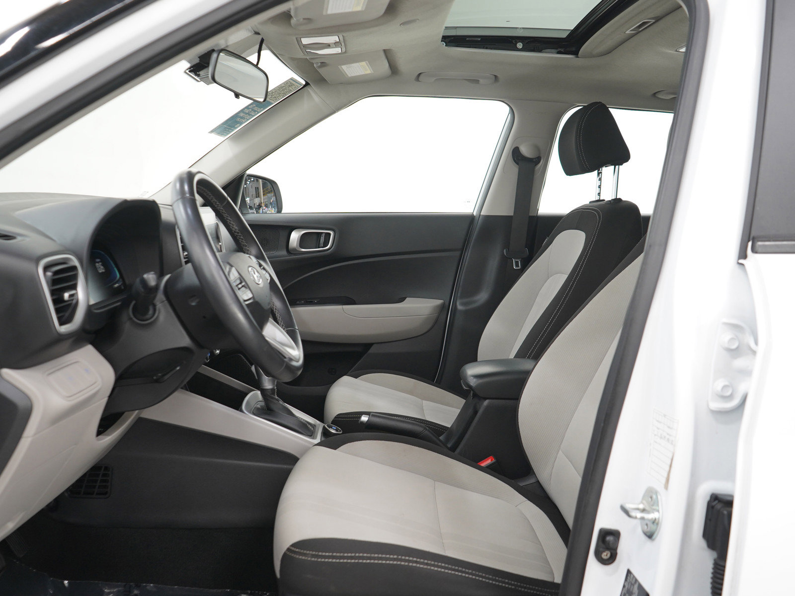 Used 2024 Hyundai Venue SEL FWD image 22