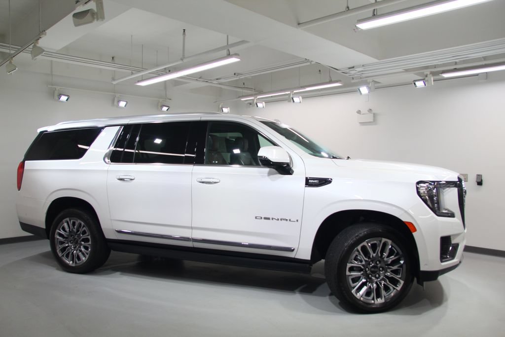 Used 2023 GMC Yukon XL Denali Ultimate AWD/4WD image 11