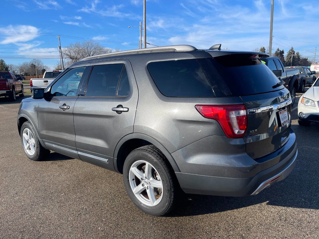Used 2017 Ford Explorer XLT AWD/4WD image 3