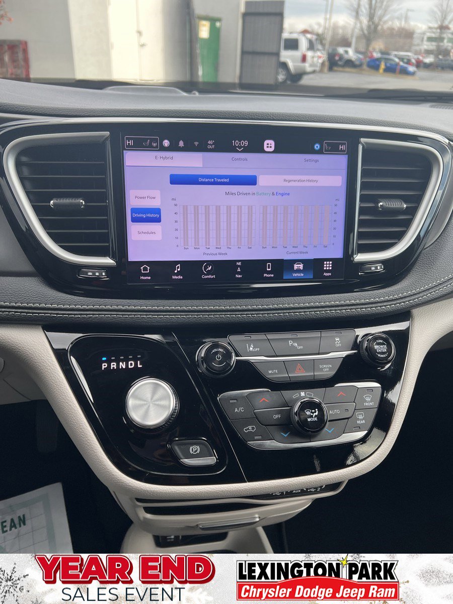 Used 2024 Chrysler Pacifica Select w/ Uconnect Theater Family Group image 32