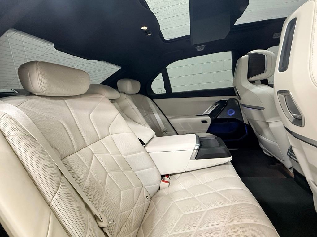 Used 2024 BMW 760i xDrive w/ Premium Package image 51