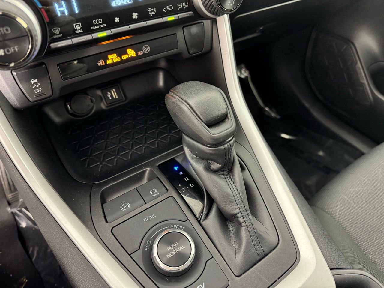 Used 2025 Toyota RAV4 XLE AWD/4WD image 19