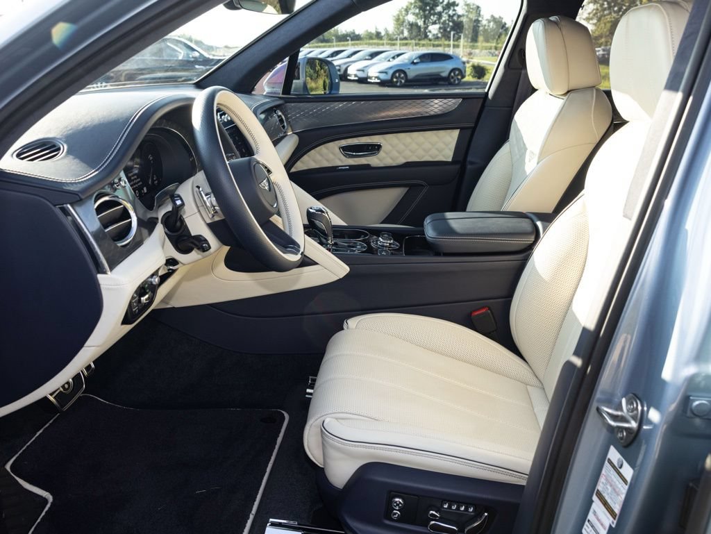 Used 2023 Bentley Bentayga AWD/4WD image 28