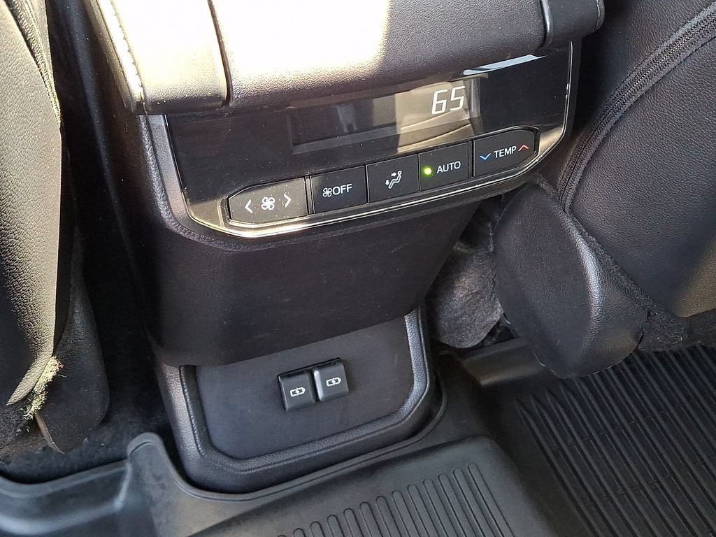 Used 2024 Toyota Highlander XLE AWD/4WD image 11