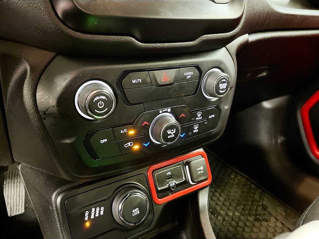 Used 2018 Jeep Renegade Latitude w/ Cold Weather Group image 15