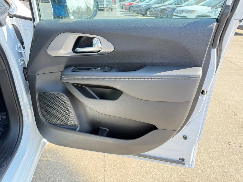New 2025 Chrysler Pacifica Select FWD image 22