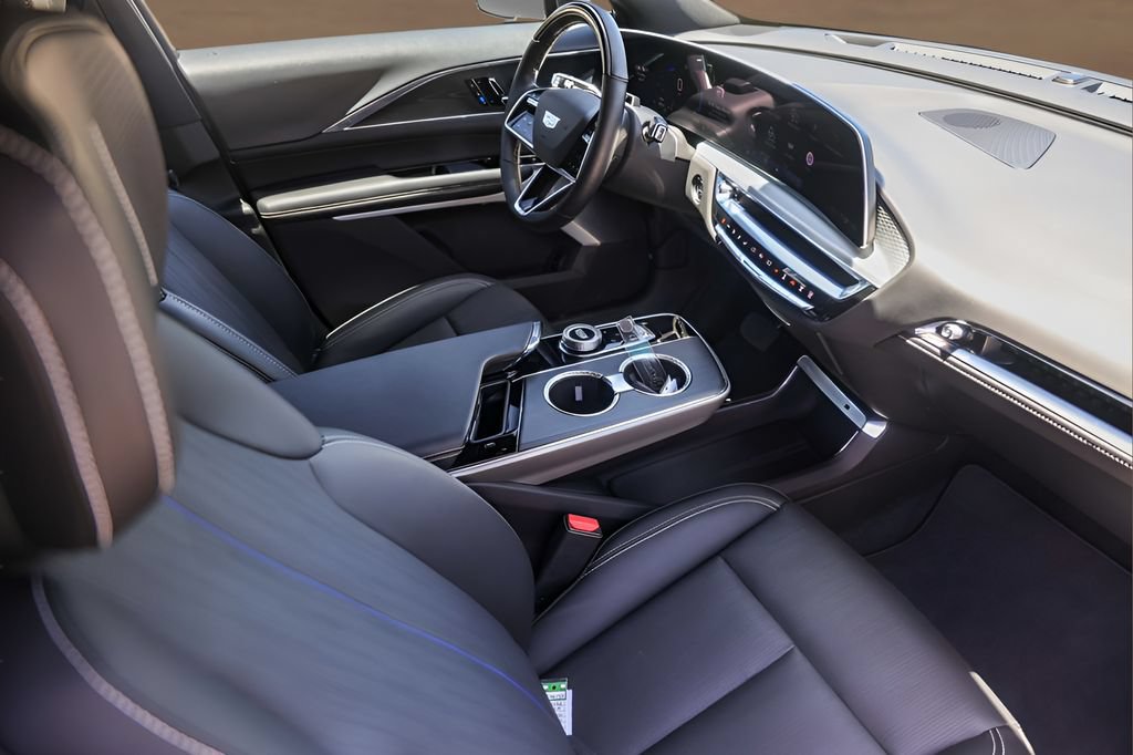 Certified 2024 Cadillac Lyriq Luxury AWD/4WD image 27