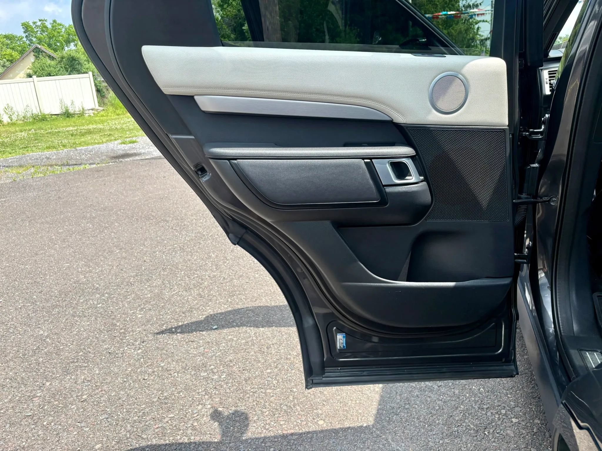 Used 2022 Land Rover Discovery S R-Dynamic AWD/4WD image 12