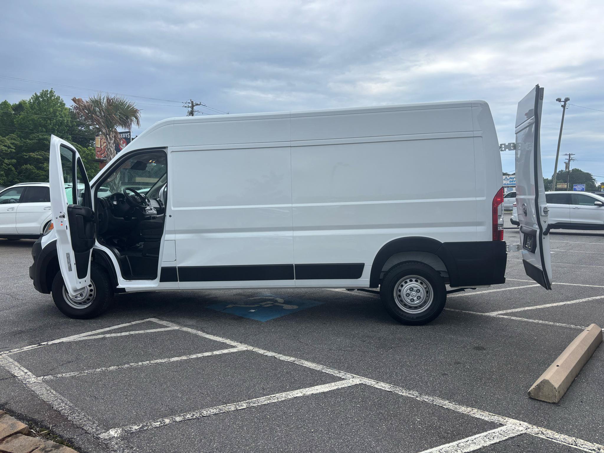 Used 2024 RAM ProMaster 2500 w/ Convenience Group FWD image 25