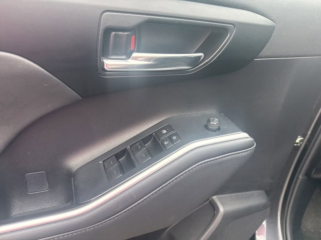 Used 2023 Toyota Highlander XSE FWD image 29