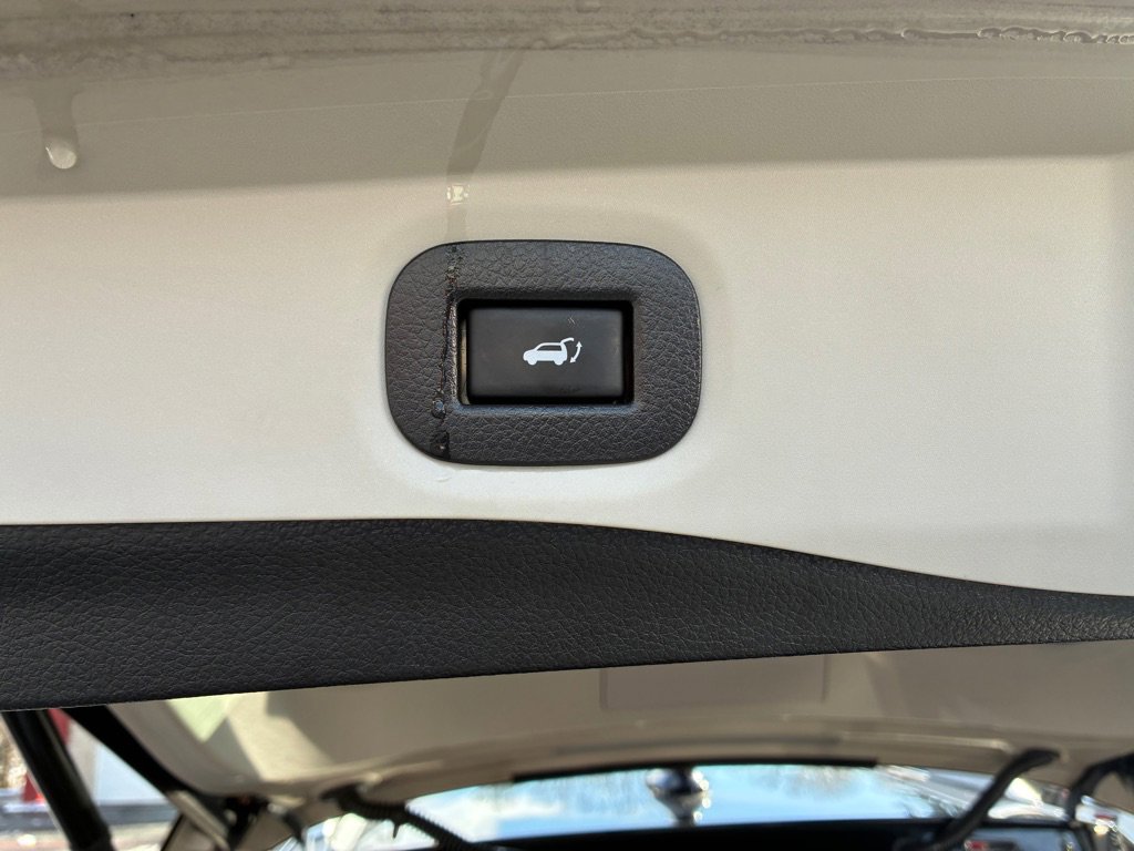 Used 2018 Nissan Rogue SV w/ Premium Package image 11