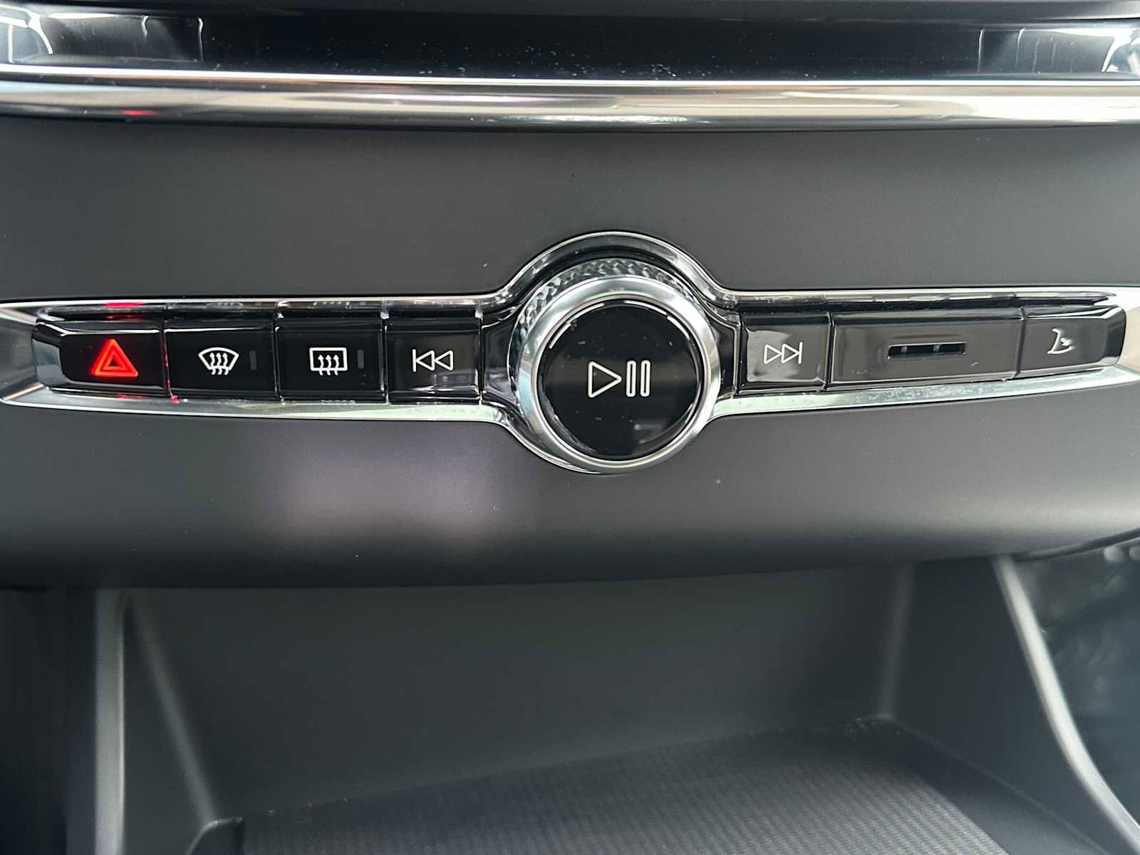 Certified 2025 Volvo XC90 T8 Ultra image 32