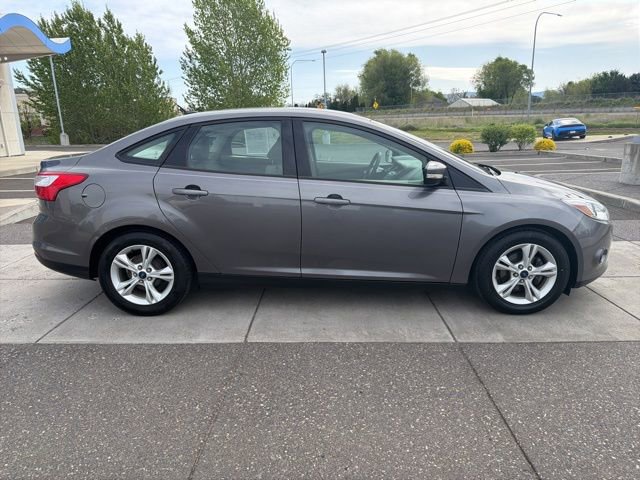 Used 2014 Ford Focus SE w/ SE Winter Package FWD image 3