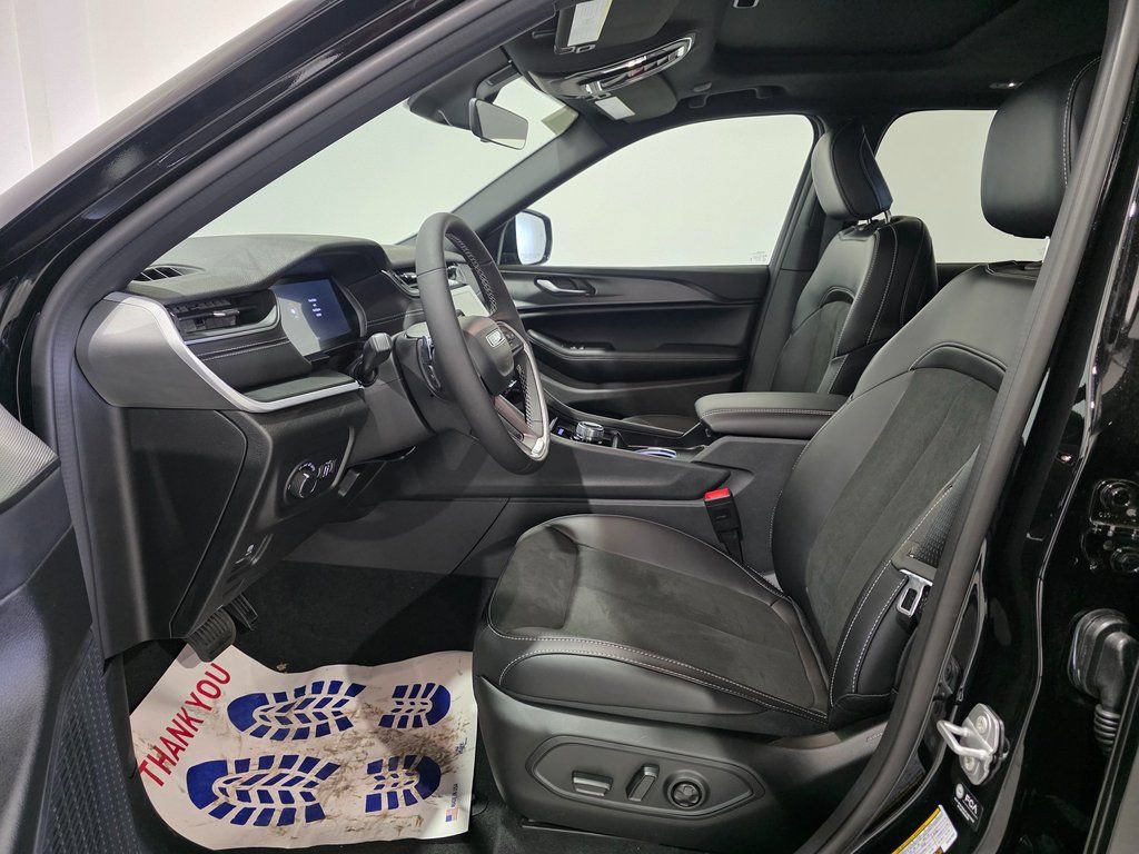 New 2025 Jeep Grand Cherokee Altitude AWD/4WD image 16