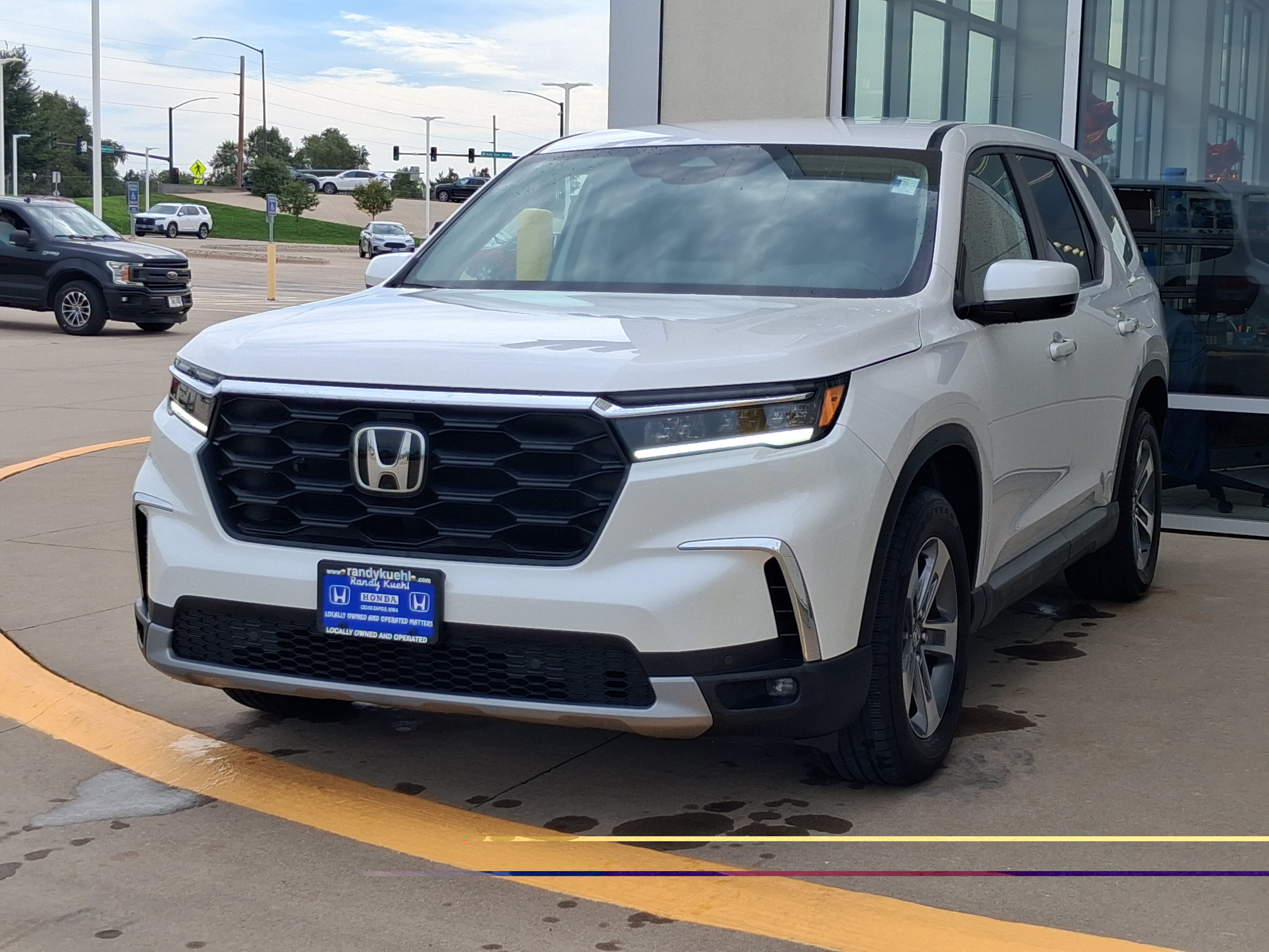Used 2025 Honda Pilot EX-L image 2
