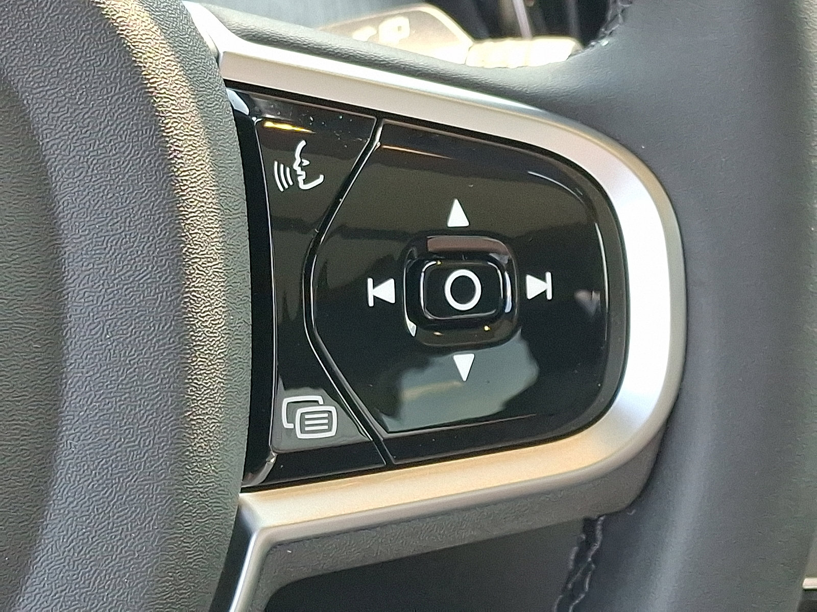 Certified 2025 Volvo XC60 T8 Plus w/ Protection Package Premier image 15