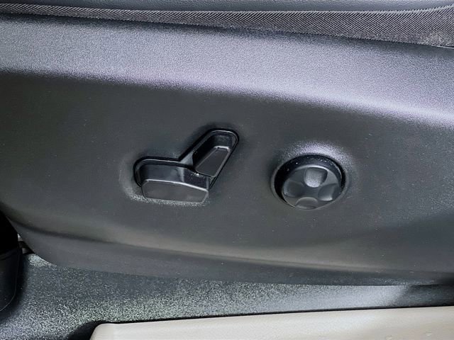 Used 2024 Chrysler Pacifica Touring-L FWD image 11