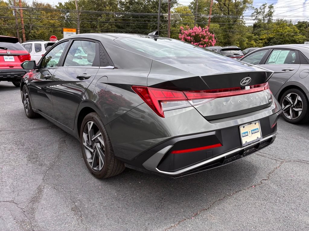 Used 2025 Hyundai Elantra Limited FWD image 5
