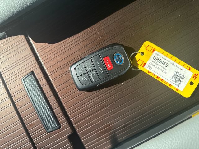 Used 2023 Toyota Sienna XLE FWD image 15