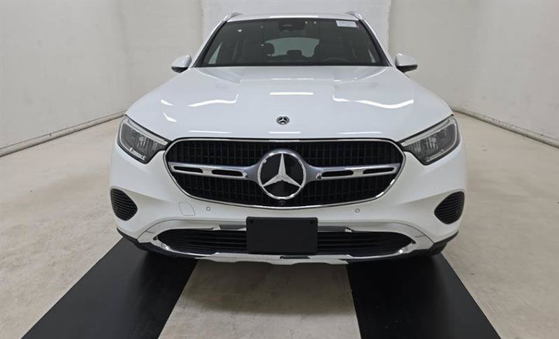 Used 2025 Mercedes-Benz GLC 350e 4MATIC image 2