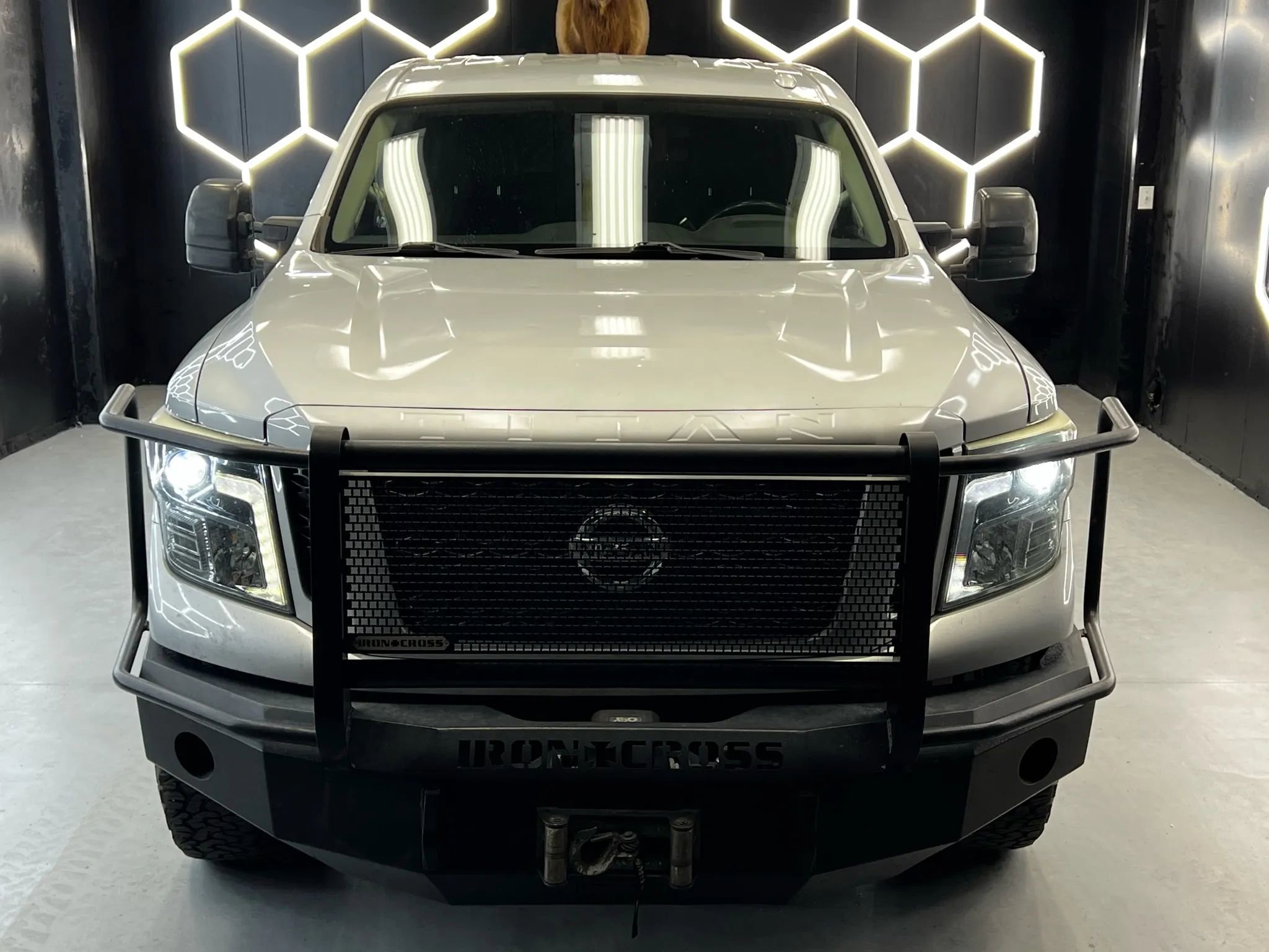 Used 2017 Nissan Titan PRO-4X AWD/4WD image 4