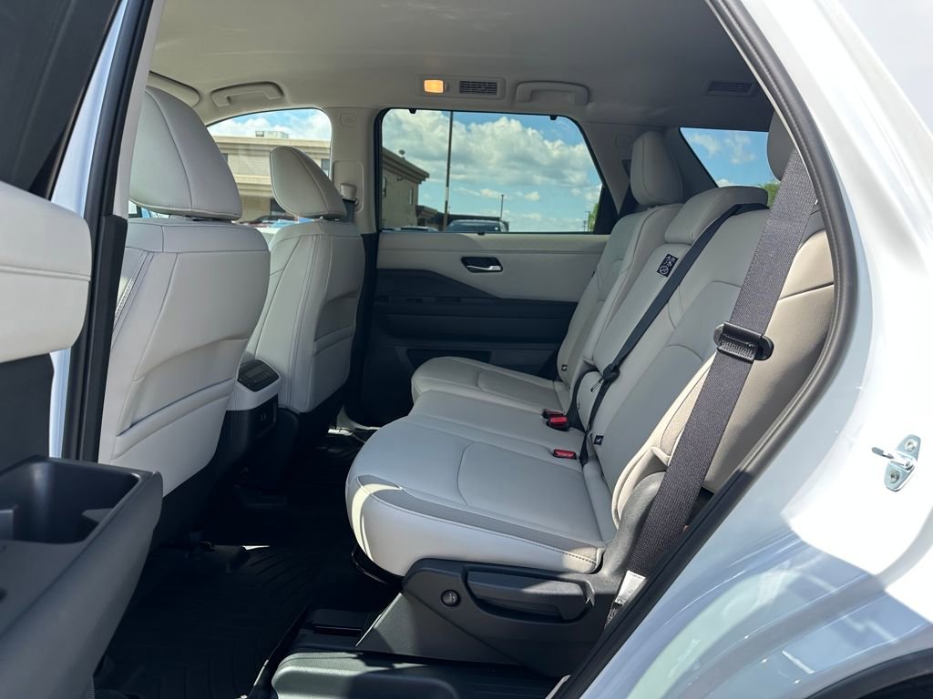 Used 2025 Nissan Pathfinder SL w/ Lighting Package (N92) image 12