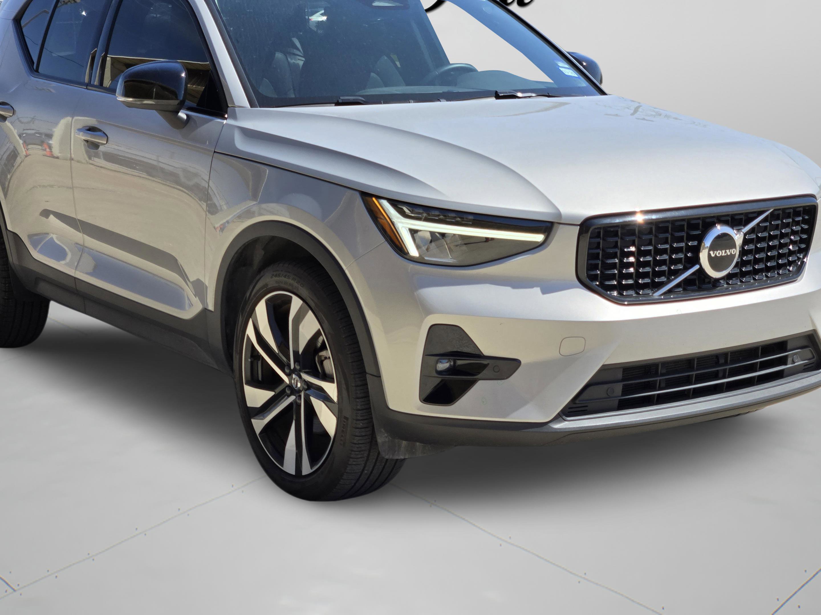 Used 2023 Volvo XC40 B5 Plus image 11