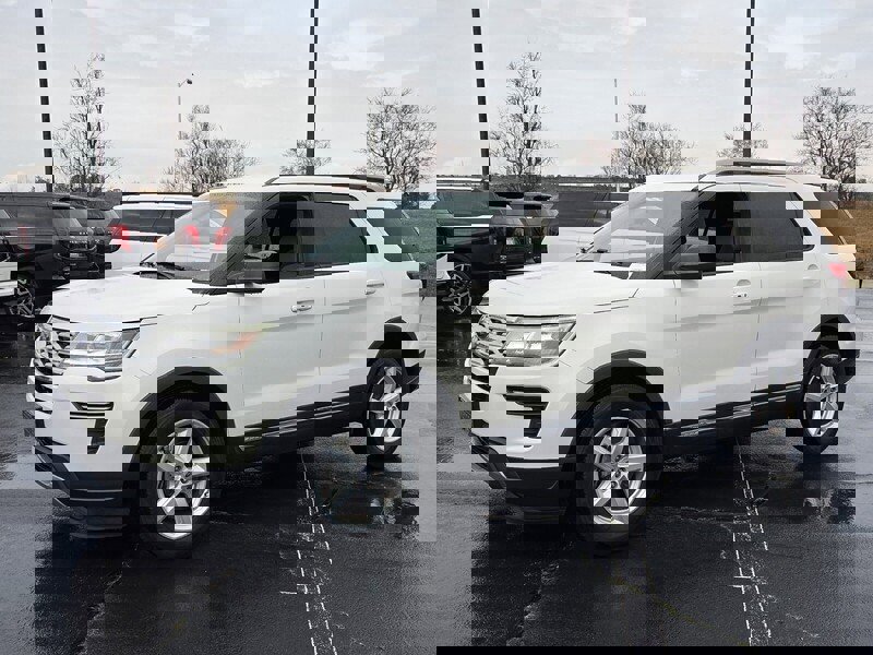 Used 2018 Ford Explorer XLT image 3