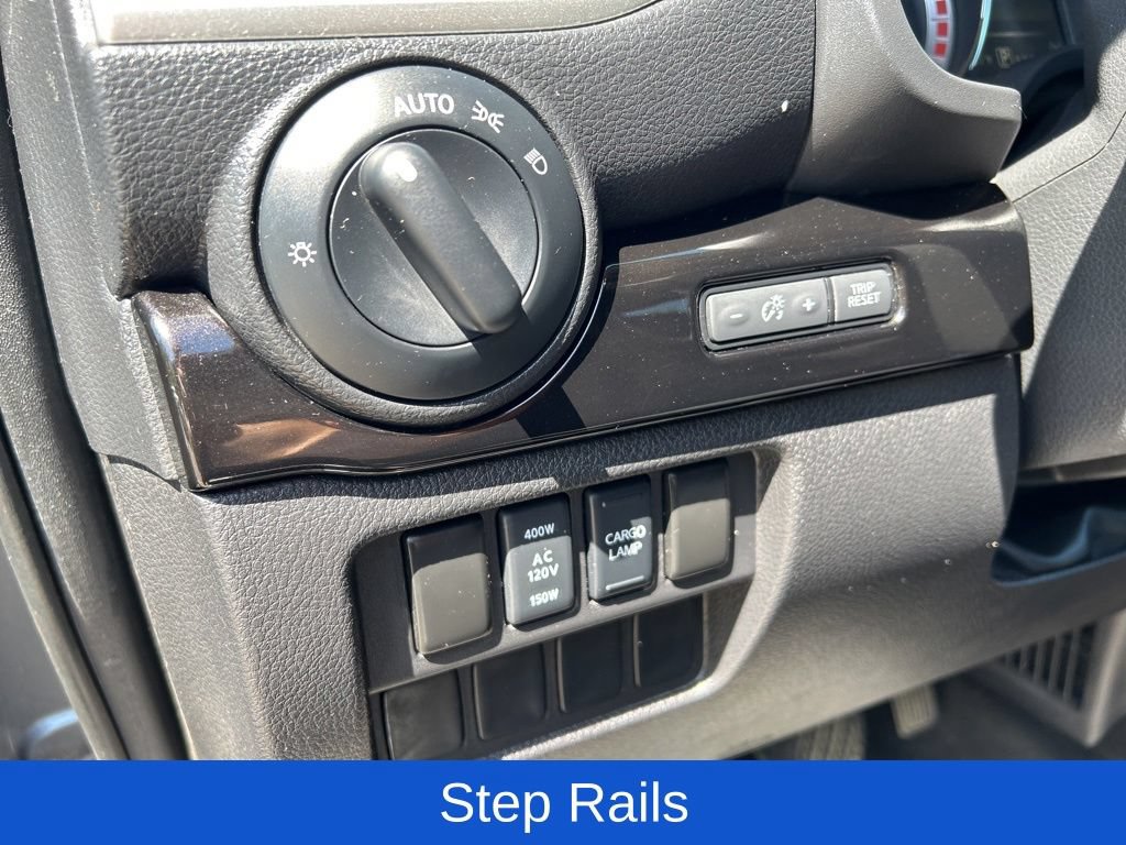 Used 2018 Nissan Titan SV w/ SV Convenience Package AWD/4WD image 16