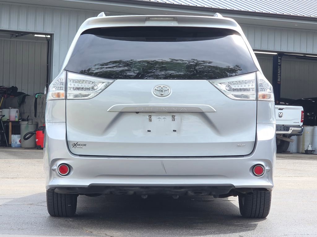 Used 2017 Toyota Sienna SE Premium image 5