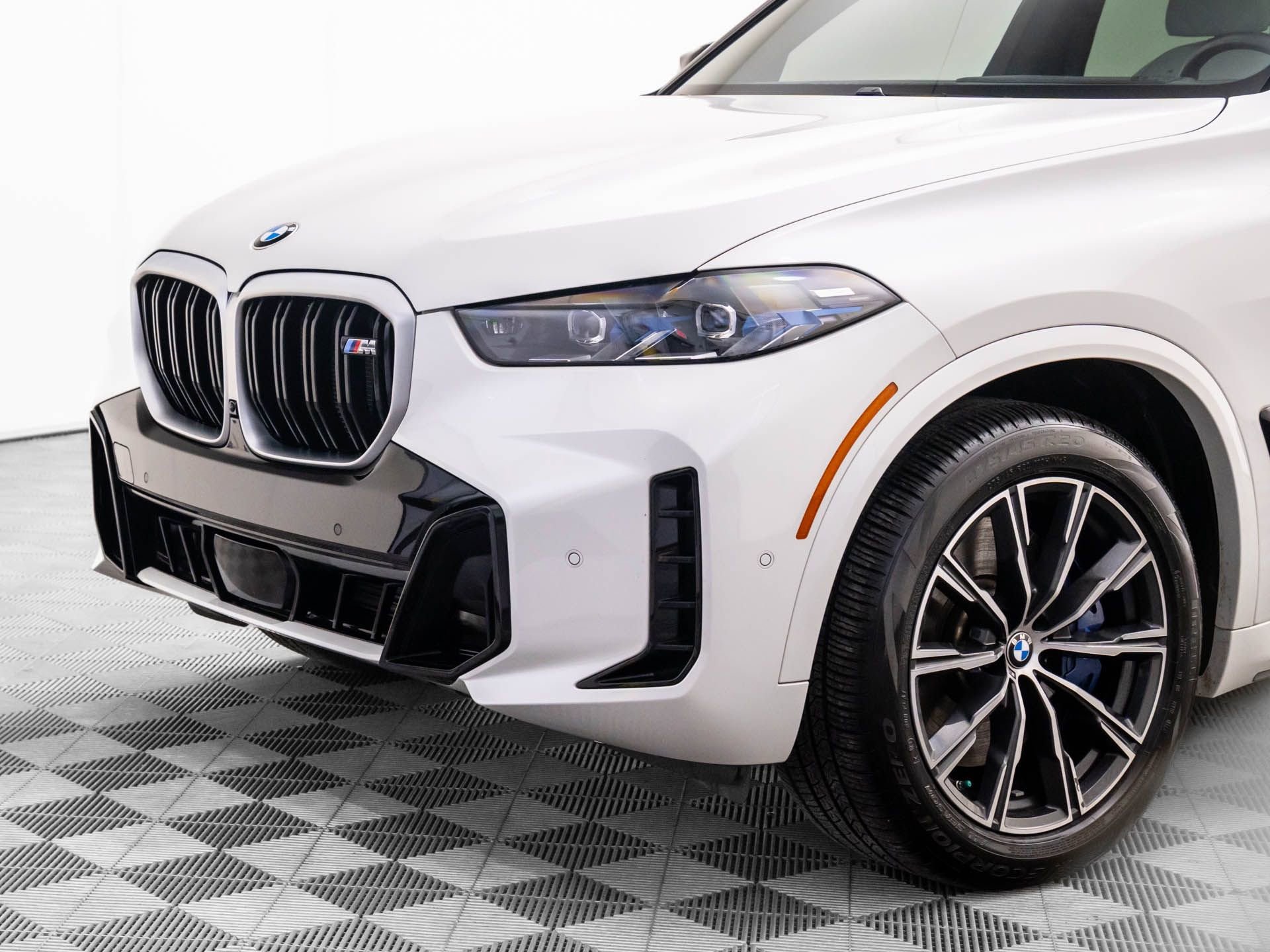 Used 2025 BMW X5 M60i image 40