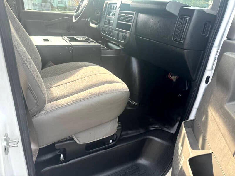 Used 2018 Chevrolet Express 2500 image 16
