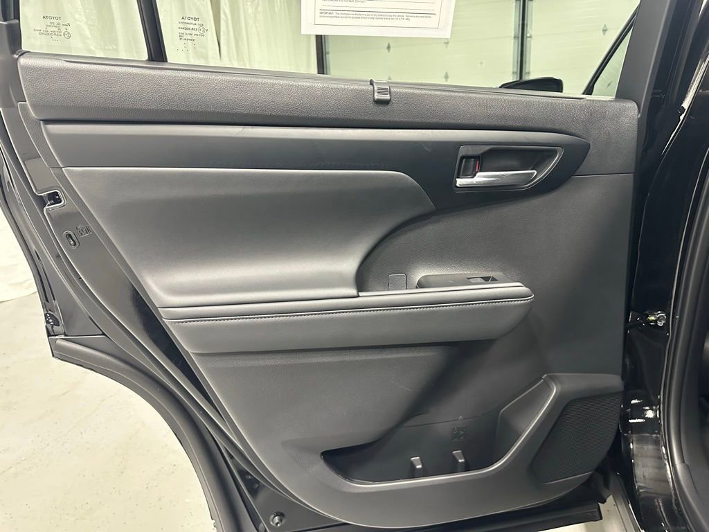 Used 2025 Toyota Highlander XLE image 45