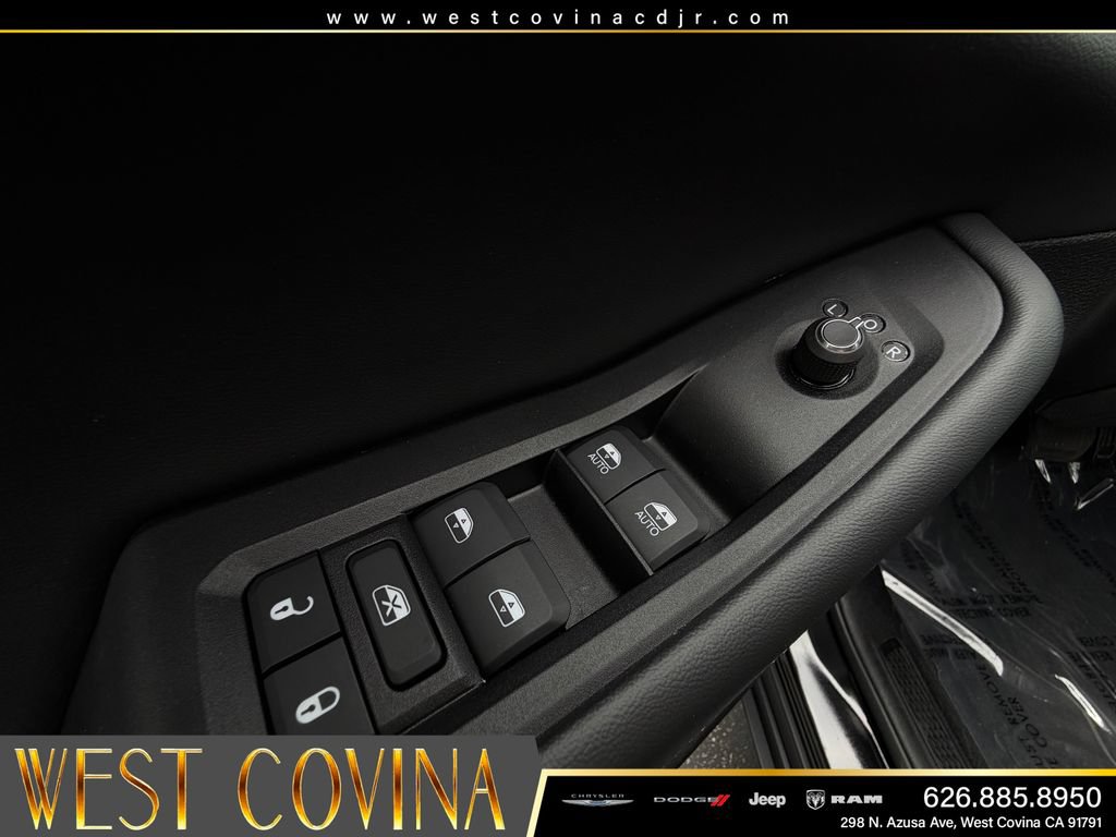 Used 2025 Jeep Grand Cherokee Altitude RWD image 14